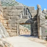 Descubre la majestuosidad de la Puerta de los Leones en Micenas